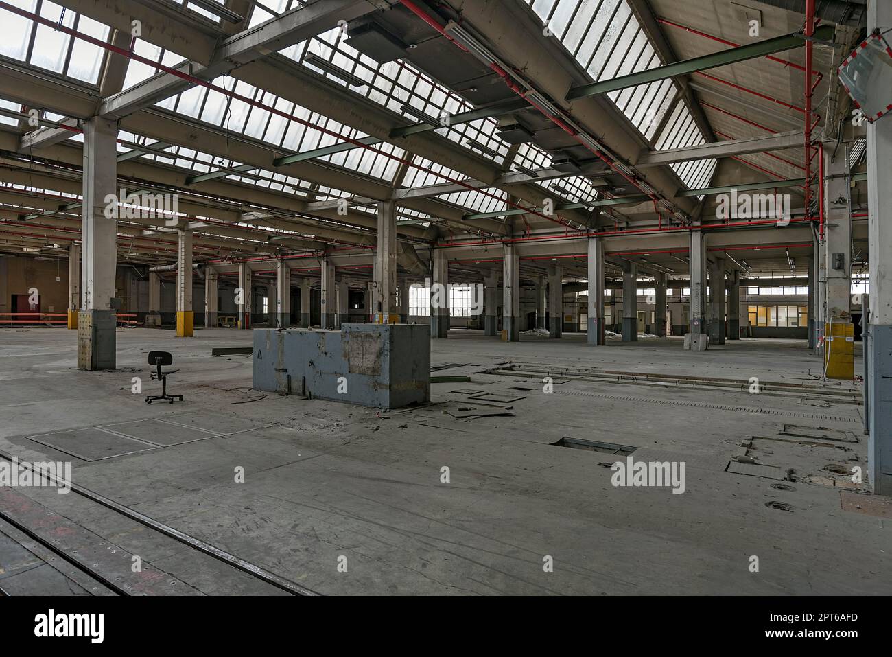Sala di produzione vuota con tetti a paglia di una ex fabbrica di carta, Lost Place, Baden-Wuerttemberg, Germania Foto Stock