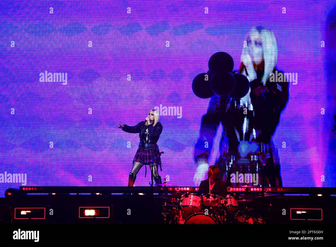 Padova, Italia. 23rd Apr, 2023. Avril Lavigne a Padova in concerto con il tour “Love sux”, prima data italiana per la promozione dell’album, Lavigne si imbarcò nel tour Love sux, originariamente intitolato Bite Me Tour, nel 2022. La tappa europea era originariamente prevista per quell'anno fino a quando non è stata spostata al 2023 a causa della pandemia COVID-19 nella foto Avril Lavigne Credit: Independent Photo Agency/Alamy Live News Foto Stock