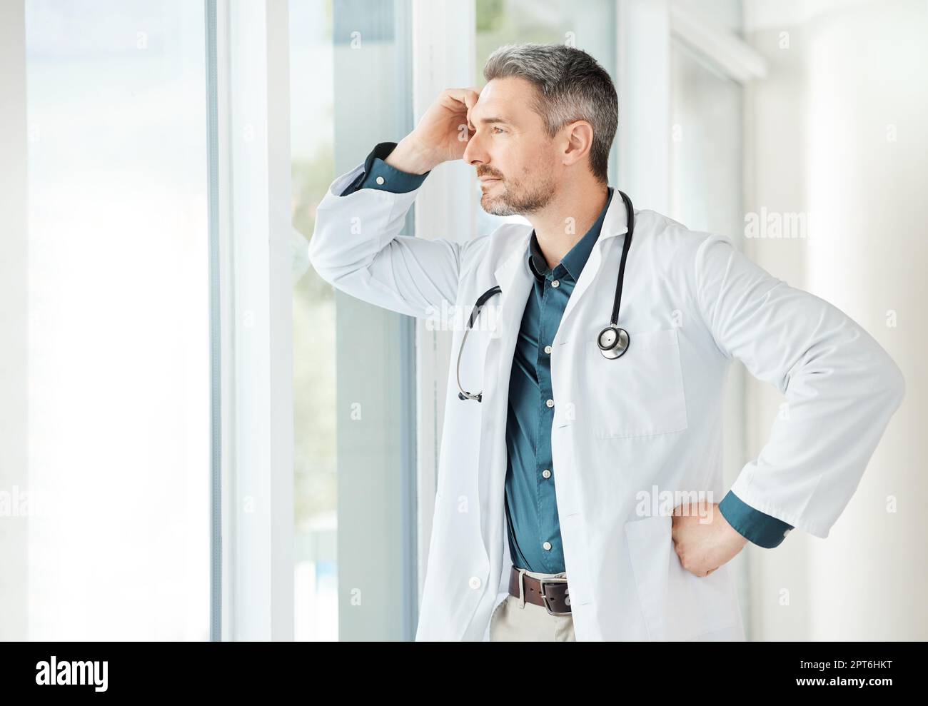 Facciamo una vita da ciò che otteniamo. un medico maschio che ha una giornata stressante sul lavoro Foto Stock