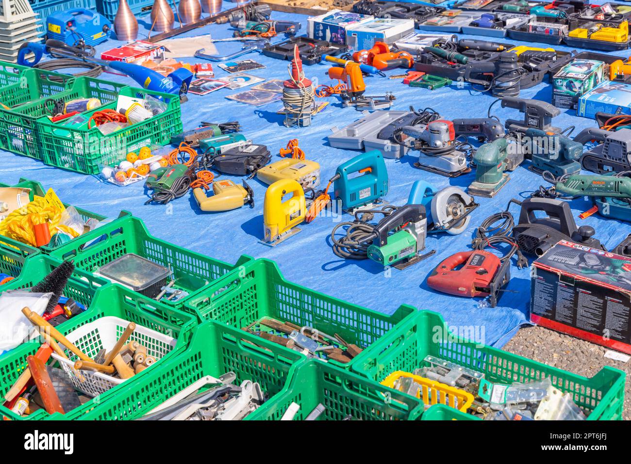 Europa, Paesi Bassi, Olanda del Nord, Beverwijk. Aprile 24, 2022. Utensili elettrici in vendita in un mercato all'aperto. Foto Stock