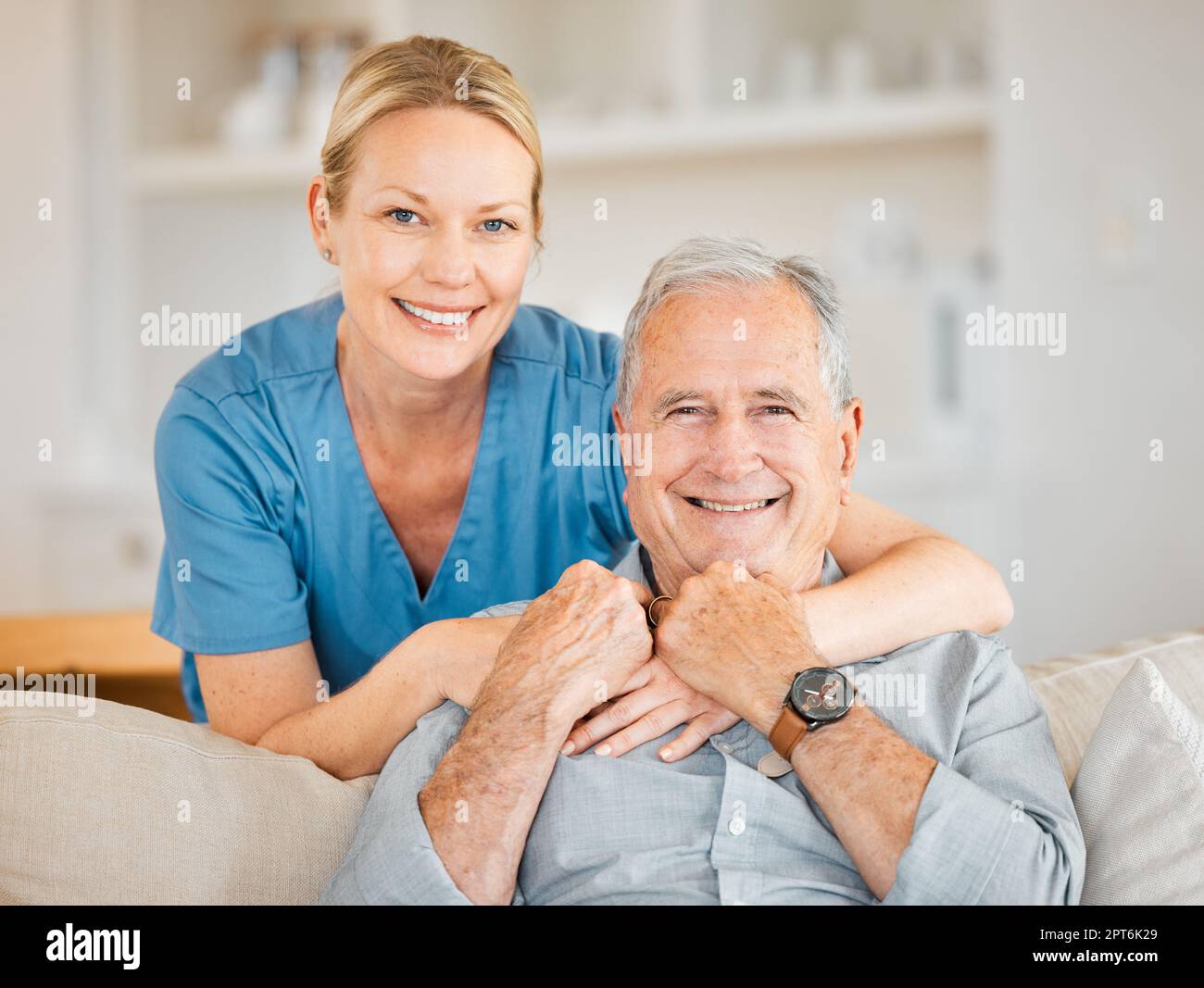 Apprezzo davvero la sua assistenza. Ritratto di un'infermiera che si prende cura di un uomo anziano a casa Foto Stock