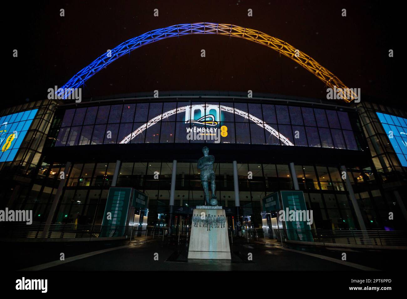 Wembley Stadium, Londra, Regno Unito. 27th aprile 2023. Vista notturna alla vigilia del 100th° compleanno dello stadio nazionale inglese. Lo Stadio di Wembley segna il centenario con un'esposizione che cambia alla vigilia del suo 100th° anniversario il 28th aprile. Inaugurato nel 1923, è stato sede di alcuni dei momenti più storici e memorabili del secolo scorso. Dalle Olimpiadi del 1948, dalla Coppa del mondo del 1966, Live Aid nel 1985, all’EURO delle donne nel 2022. Foto di Amanda Rose/Alamy Live News Foto Stock