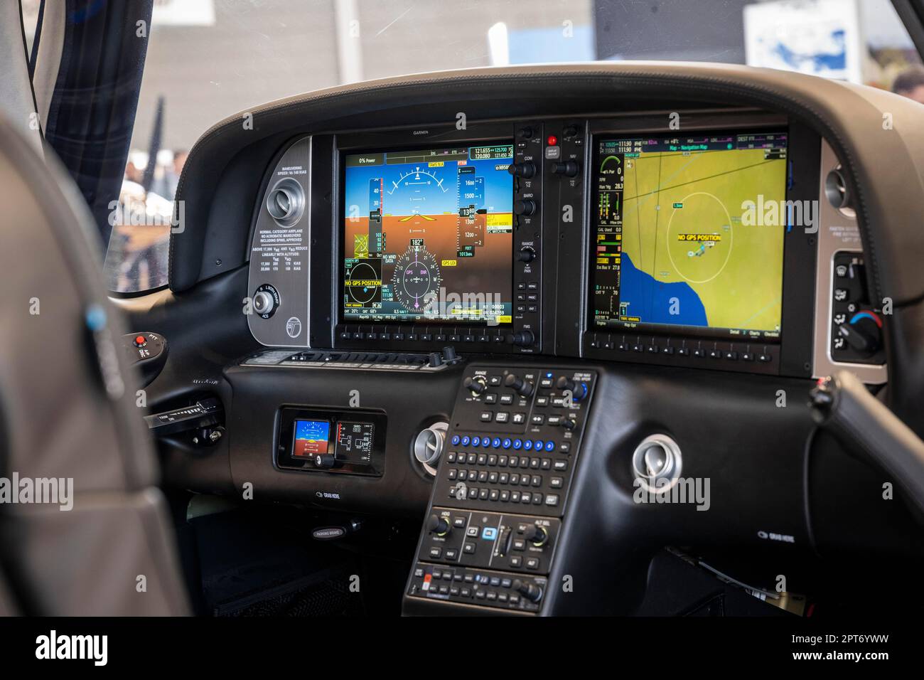 Digital cockpit chiamato anche vetro cockpit, con sistema avionico G1000 dal produttore Garmin in un Cirrus Vision Jet SF50. Commercio internazionale Foto Stock