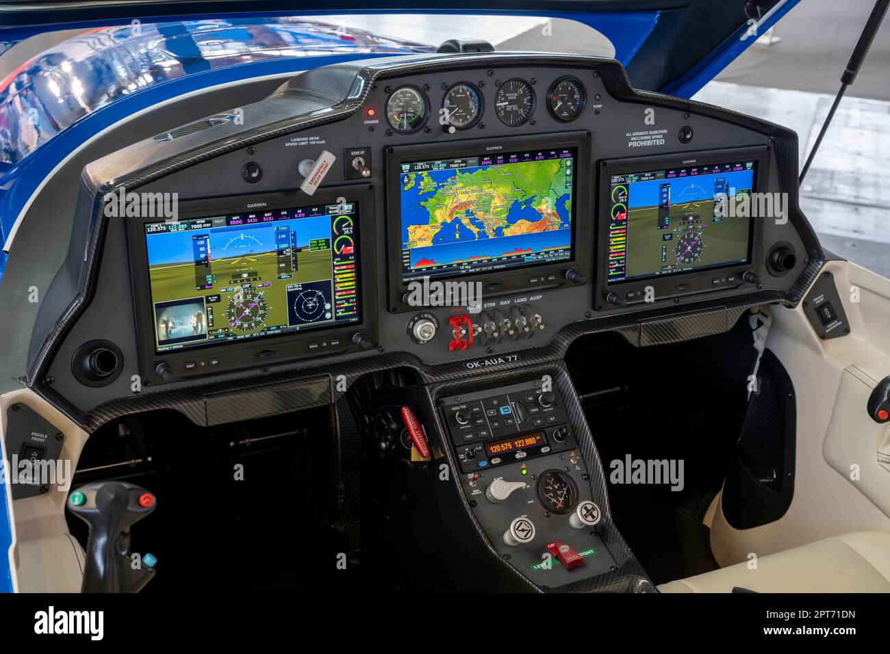Digital cockpit chiamato anche vetro cockpit, con sistema avionico G3X Touch del produttore Garmin in un aeromobile a microlight del tipo Sparker di Foto Stock