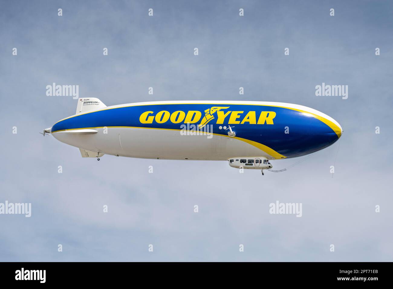 Zeppelin NT Airship D-LZFN con logo Goodyear su Approach, Friedrichshafen, Bodenseekreis Baden-Wuerttemberg, Germania Foto Stock