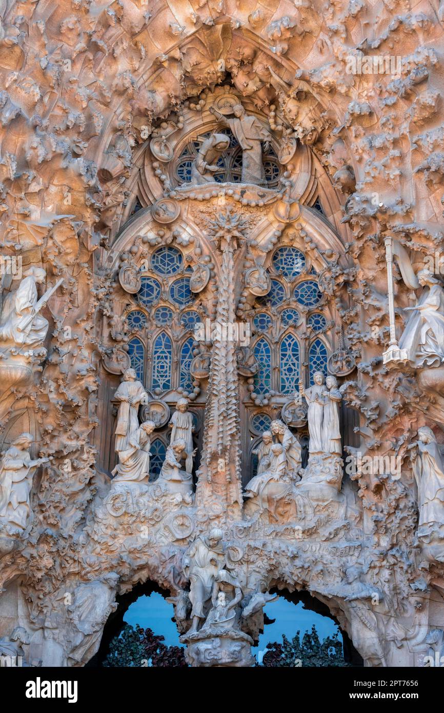 Vetrate decorate con figure di santi, particolare della facciata, Sagrada Familia, Chiesa dell'Espiazione della Sacra Famiglia, architetto Foto Stock