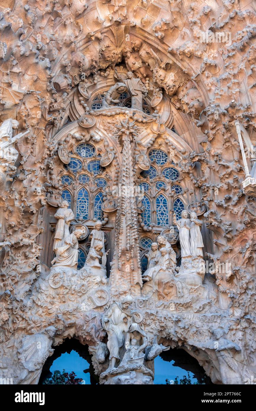 Vetrate decorate con figure di santi, particolare della facciata, Sagrada Familia, Chiesa dell'Espiazione della Sacra Famiglia, architetto Foto Stock