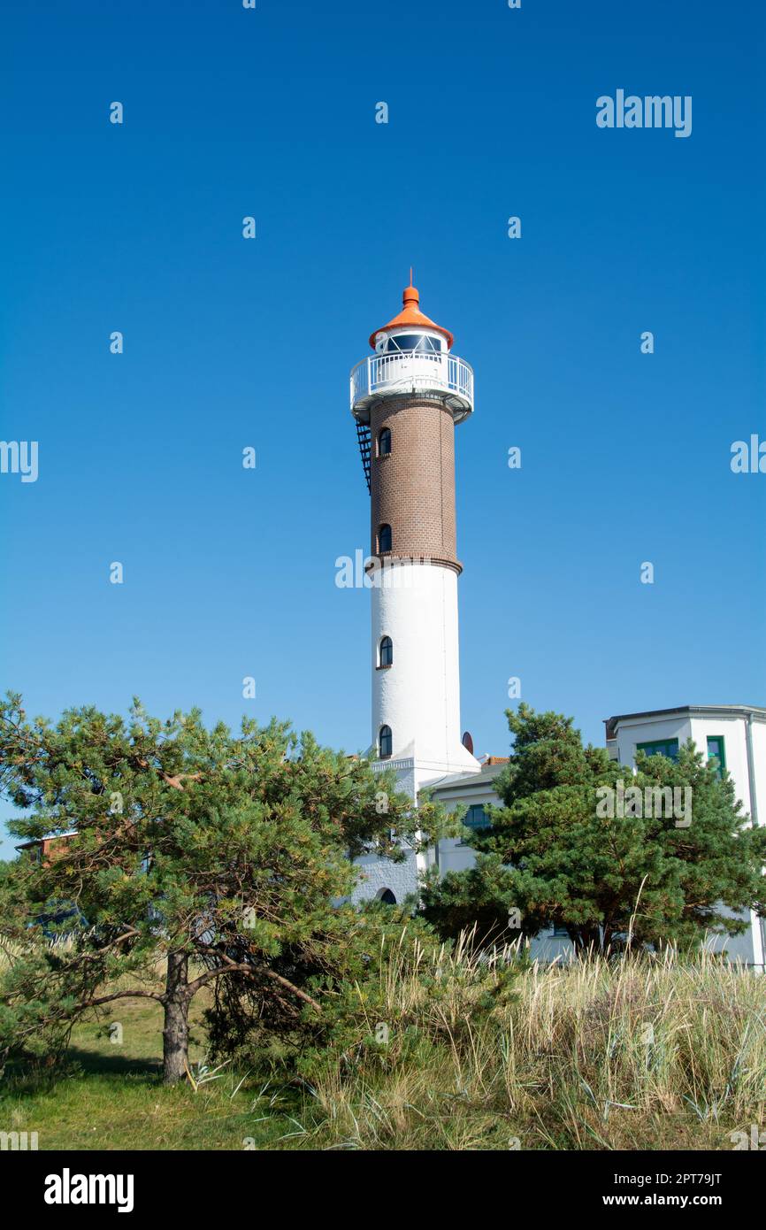 Faro dal 1872, sull'isola di Poel, sul Mar Baltico a Timmendorf Strand, vicino a Wismar, Germania, Europa, con alberi verdi e cielo blu Foto Stock