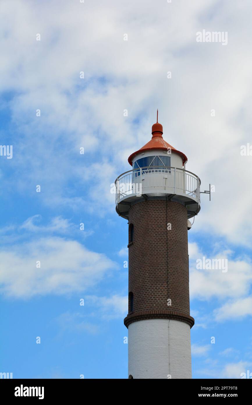 Faro dal 1872, sull'isola di Poel, sul Mar Baltico vicino a Timmendorf Strand, vicino a Wismar, Germania, Europa. Con nuvole e cielo blu. Foto Stock