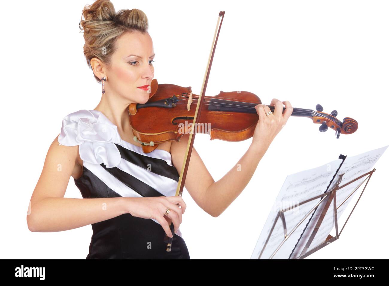 Fa cantare quelle corde. Un bel violinista che suona una composizione da spartiti musicali Foto Stock