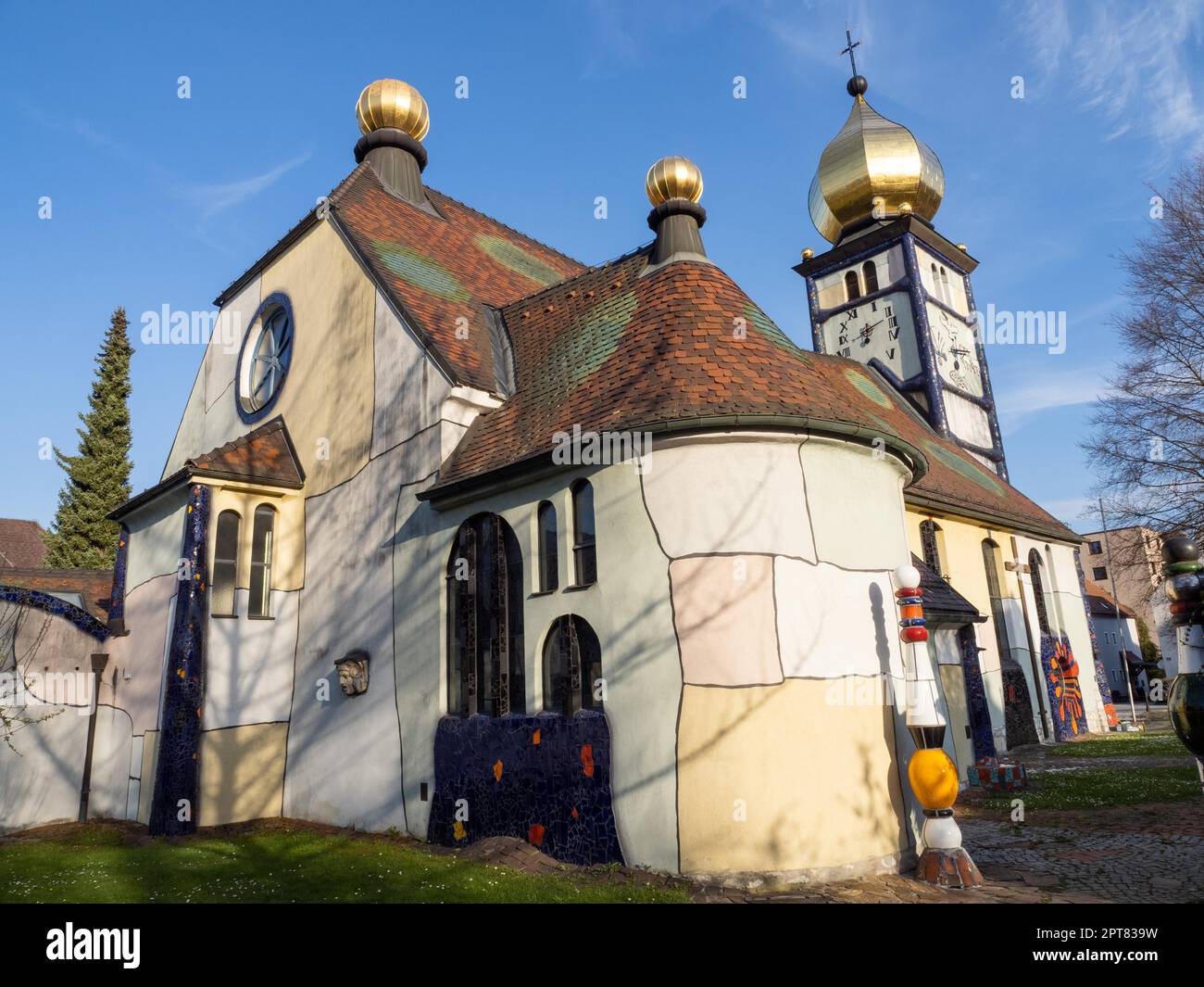 Chiesa parrocchiale di San Barbara, 1987-1988, di Friedensreich Hundertwasser, Bauernbach, Stiria, Austria Foto Stock