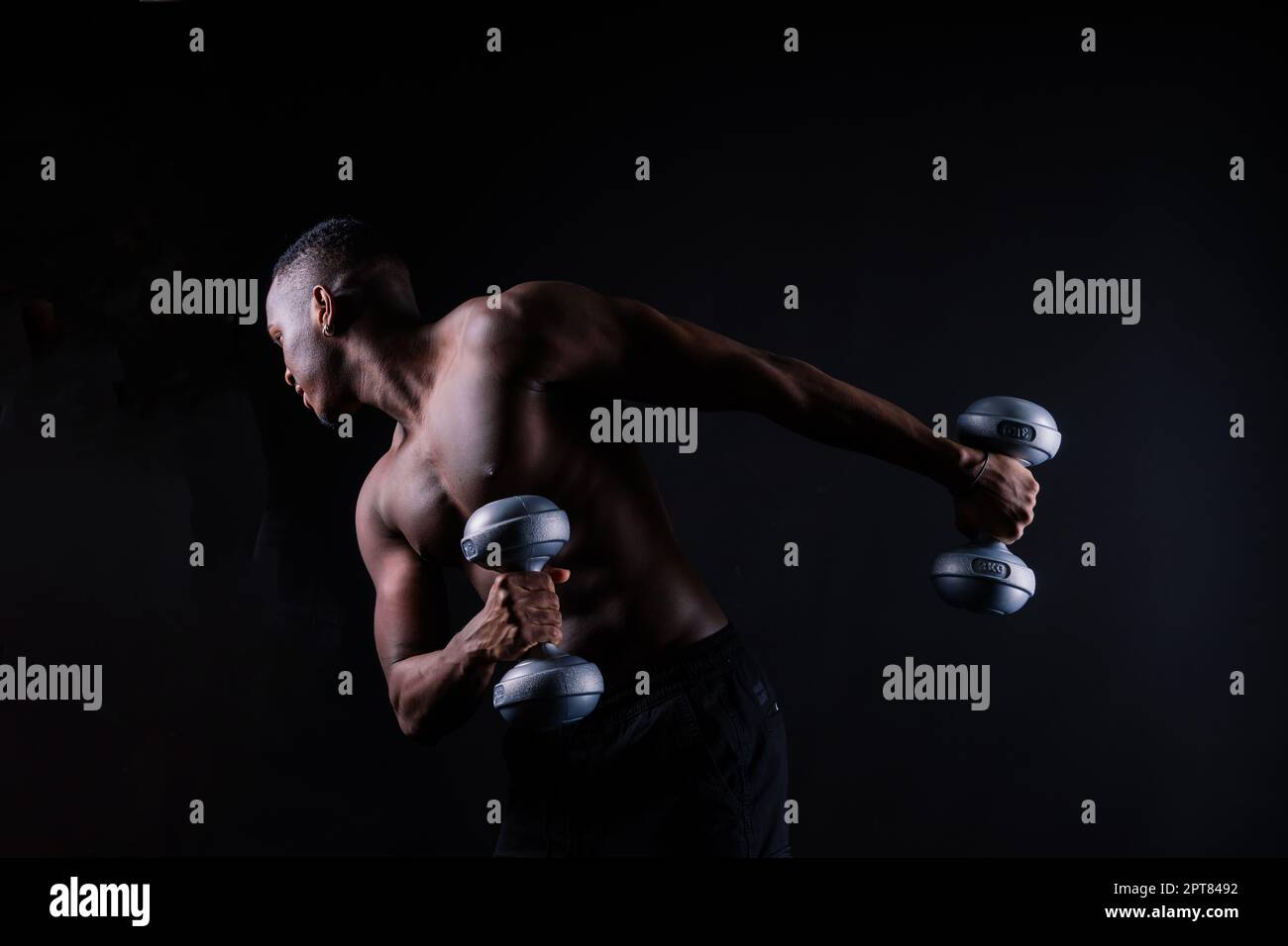 Uomo africano nero muscolare con muscoli abs addominale, esercizio di determinazione e successo Foto Stock