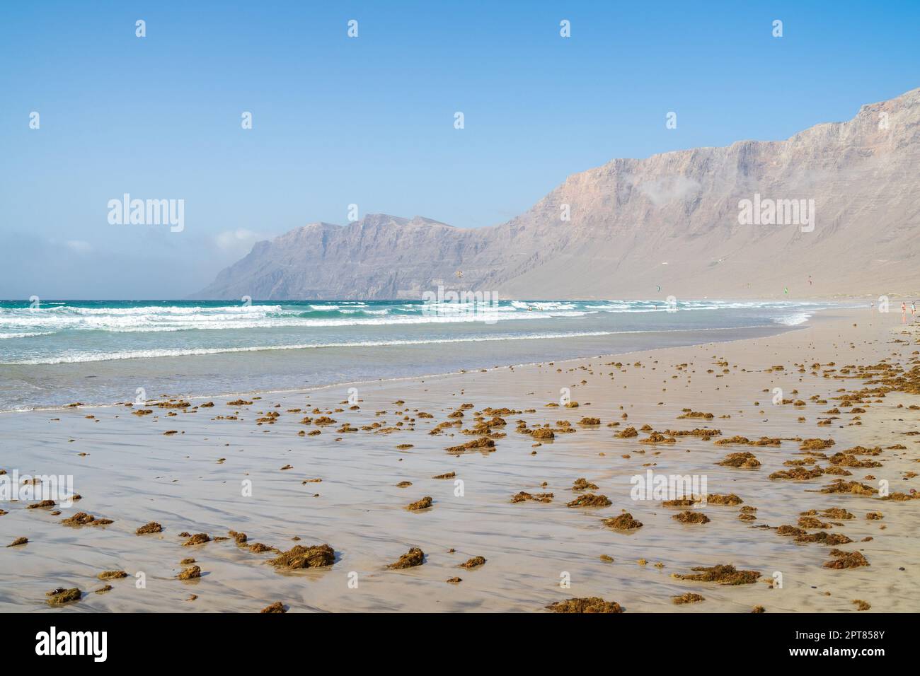 Spiaggia di Famara (Playa de Famara), famosa spiaggia per il surf a Lanzarote. Isole Canarie. Spagna. Foto Stock