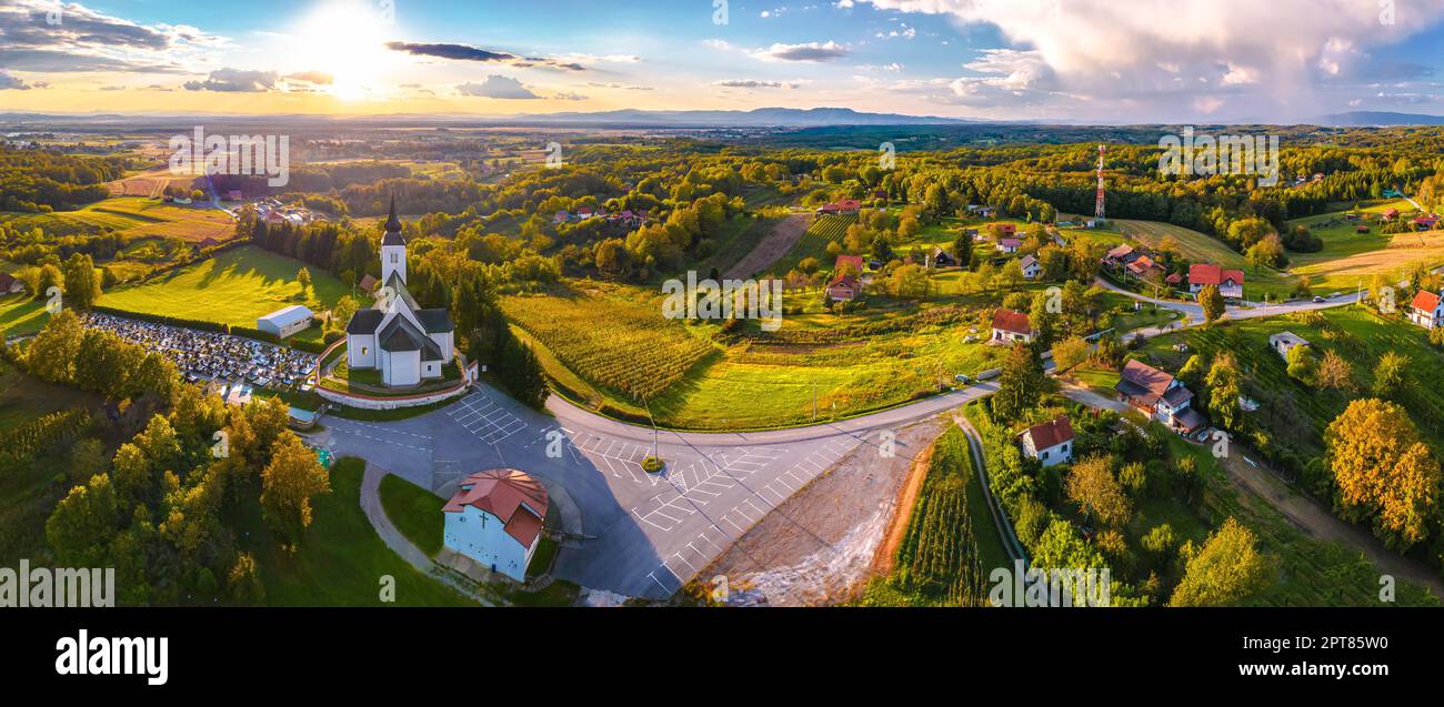 Panorama panoramico di Pisarovina vista panoramica aerea, Jamnica Pisarovinska villaggio, centro della Croazia Foto Stock