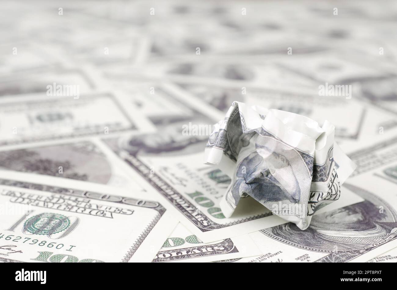 Crumpled dollaro degli Stati Uniti si trova sul set di regolare le fatture del denaro. Concetto di irragionevole spreco di denaro Foto Stock