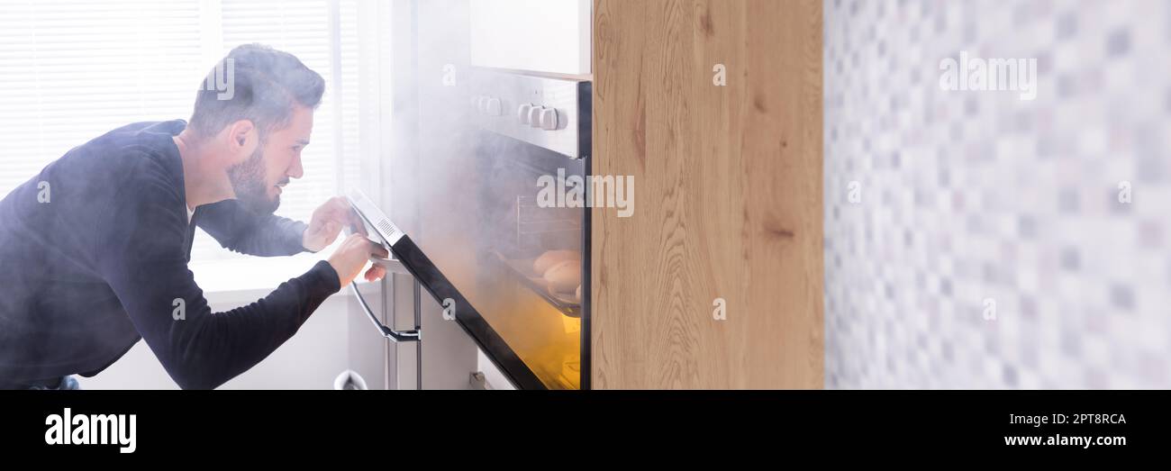 Forno di cottura Disaster. Fumo troppo cuoco in casa Foto Stock