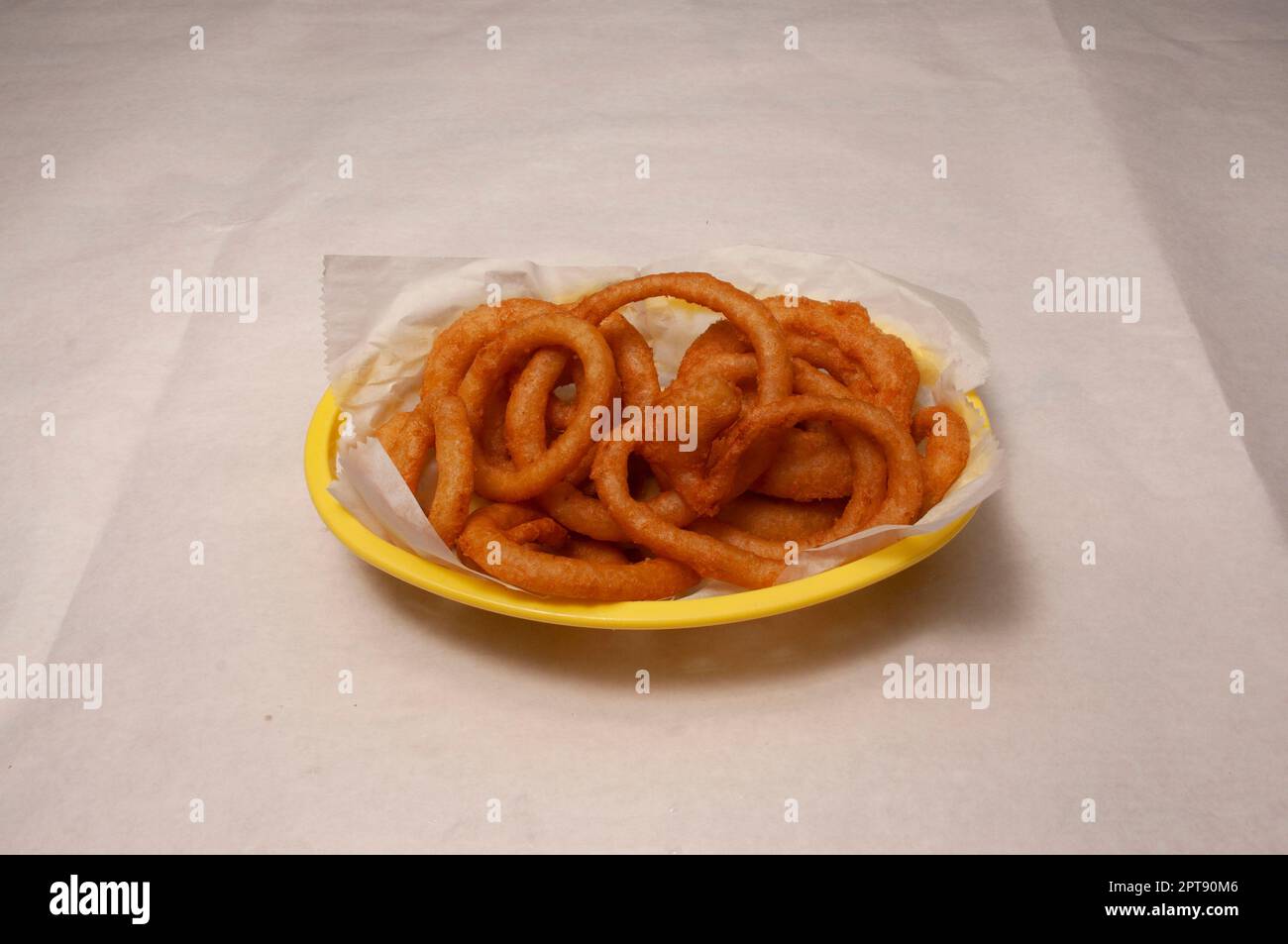 Delizioso piatto americano conosciuto come anelli di cipolla fritti Foto Stock