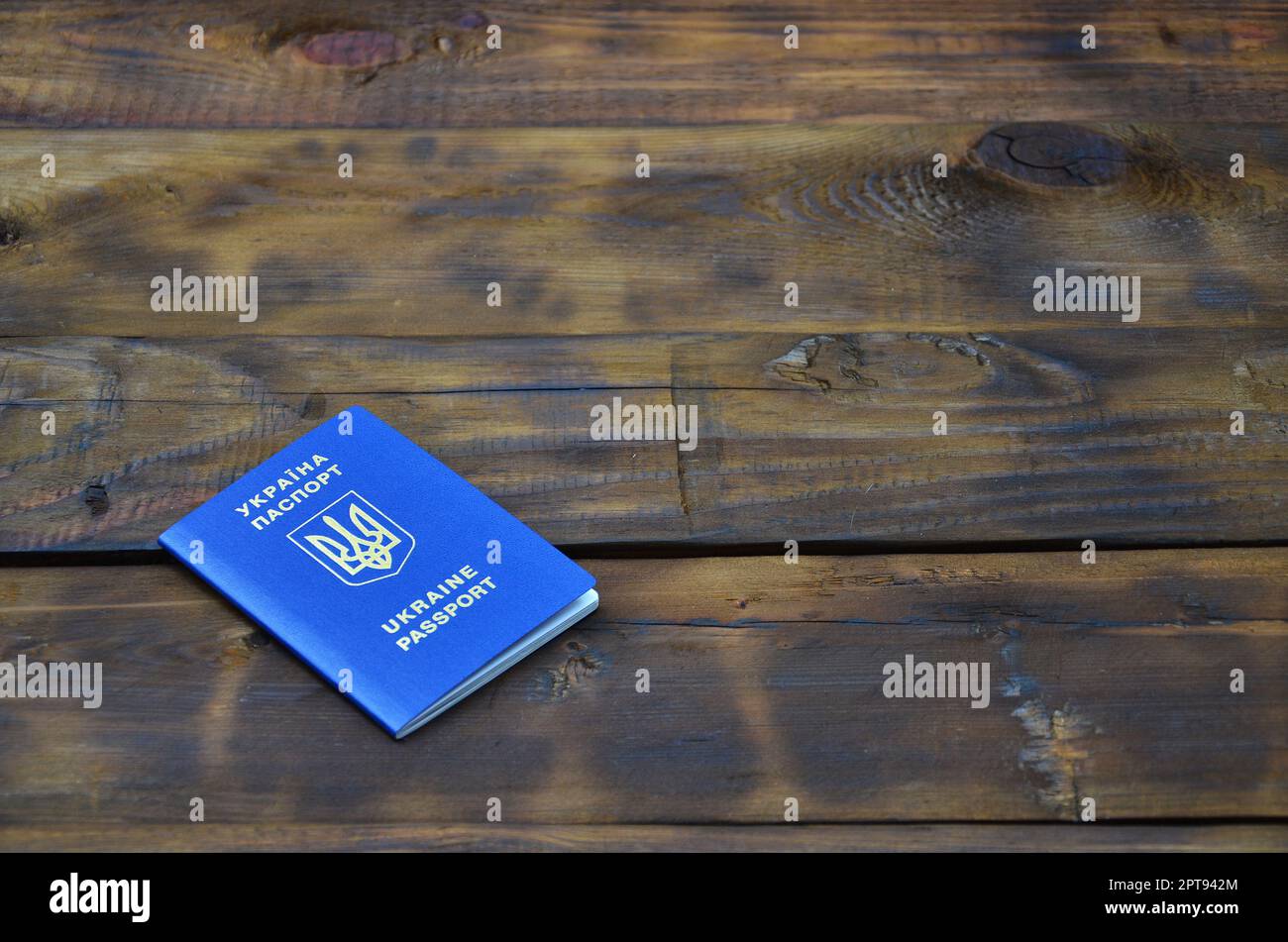 Foto dell'Ucraina di passaporto straniero, giacente al buio su un superficie di legno. Il concetto di introduzione di viaggiare senza visto per i cittadini ucraini Foto Stock