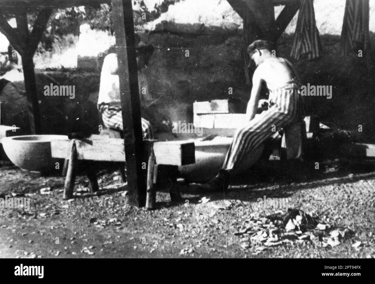 Prigionieri del lavoro forzato che tagliano pietre nella cava di Wiener Graben nel campo di concentramento di Mauthausen. Foto Stock
