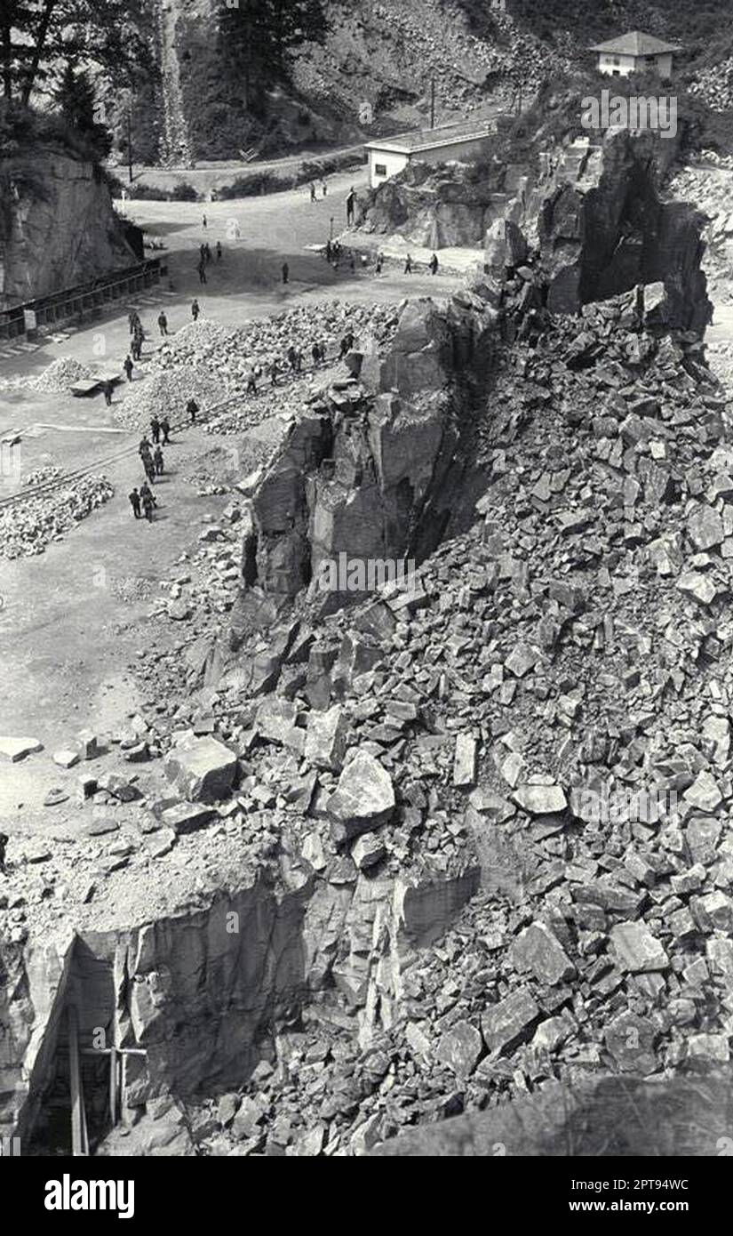 Prigionieri del lavoro forzato che tagliano pietre nella cava di Wiener Graben nel campo di concentramento di Mauthausen. Foto Stock