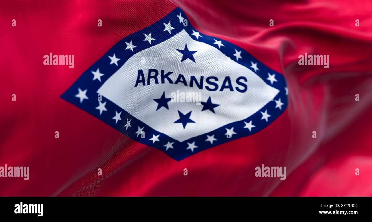 Vista ravvicinata dell'onda della bandiera di stato dell'Arkansas. Arkansas è uno stato degli Stati Uniti. Sfondo a trama di tessuto. Messa a fuoco selettiva Foto Stock