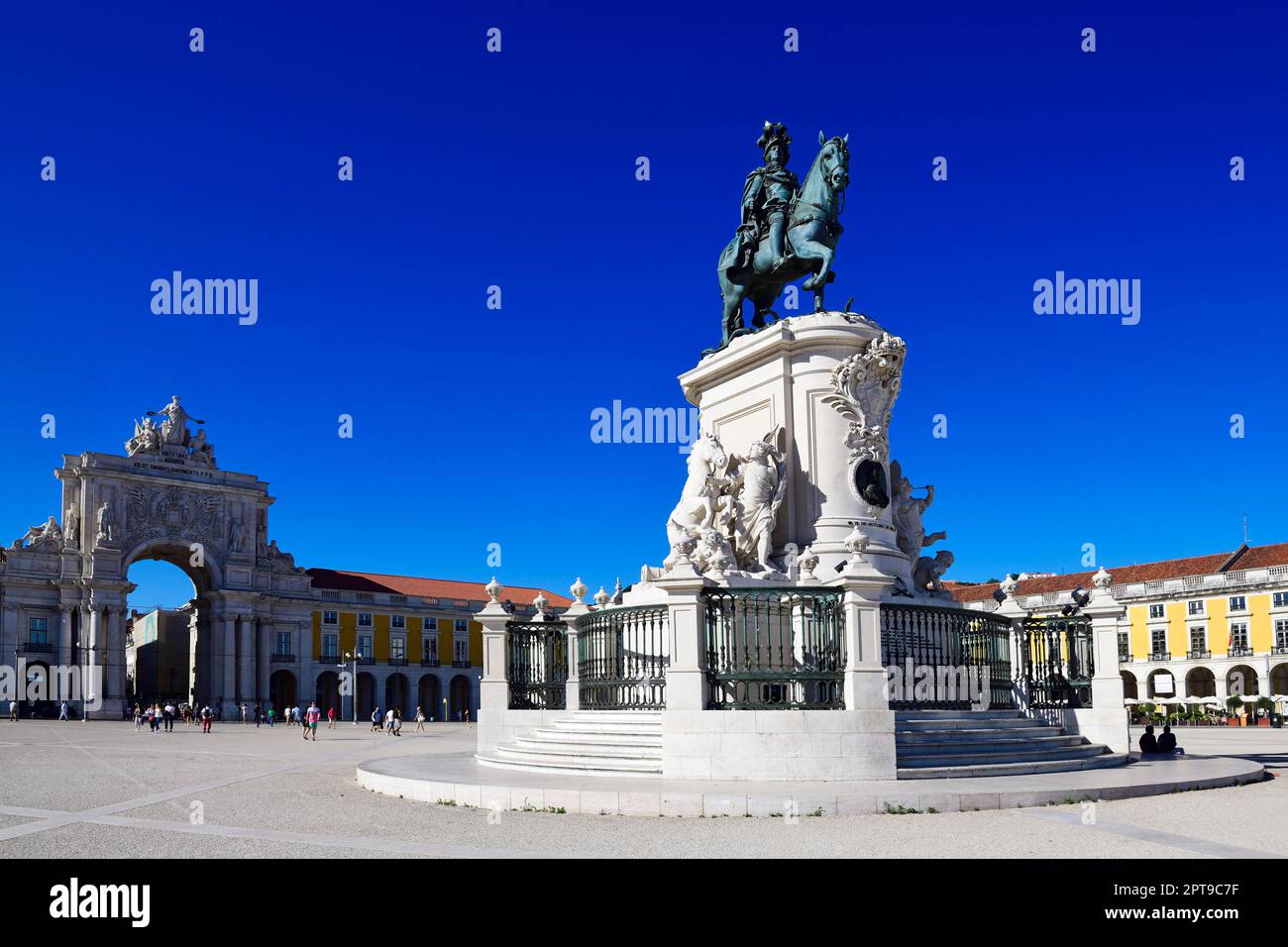 Statua equestre di Re Jose i e arco trionfale Arco da Rua Augusta, Praca do Comercio, Baixa, Lisbona, Portogallo Foto Stock