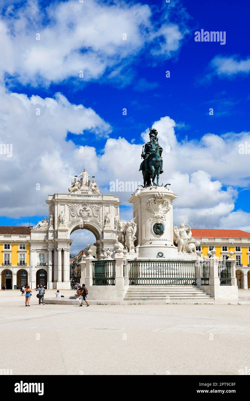 Statua equestre di Re Jose i e arco trionfale Arco da Rua Augusta, Praca do Comercio, Baixa, Lisbona, Portogallo Foto Stock