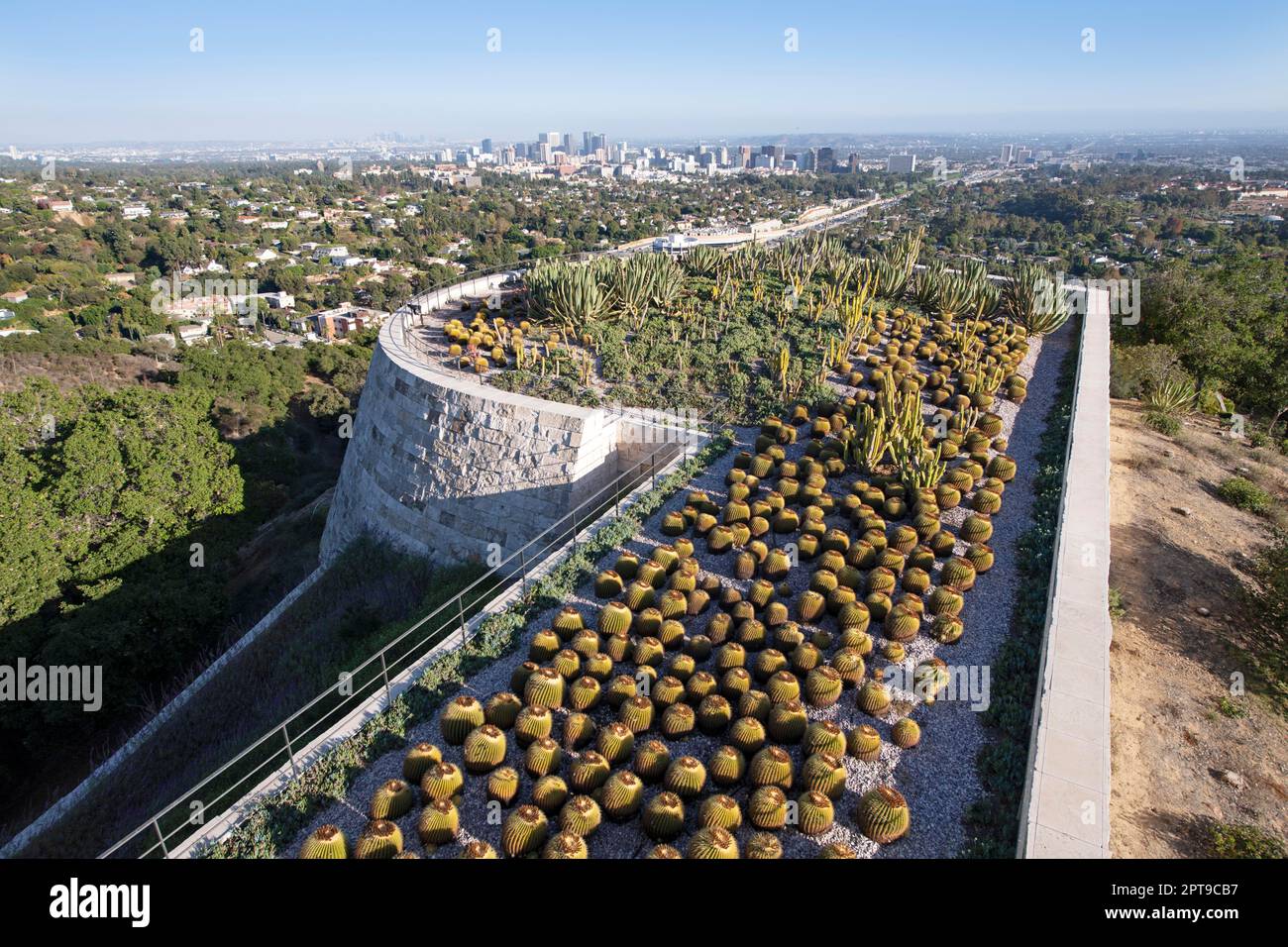 Vista sul giardino di cactus per il centro città, il Getty Center, il J. Paul Getty Museum, Brentwood, Los Angeles, California, Stati Uniti Foto Stock