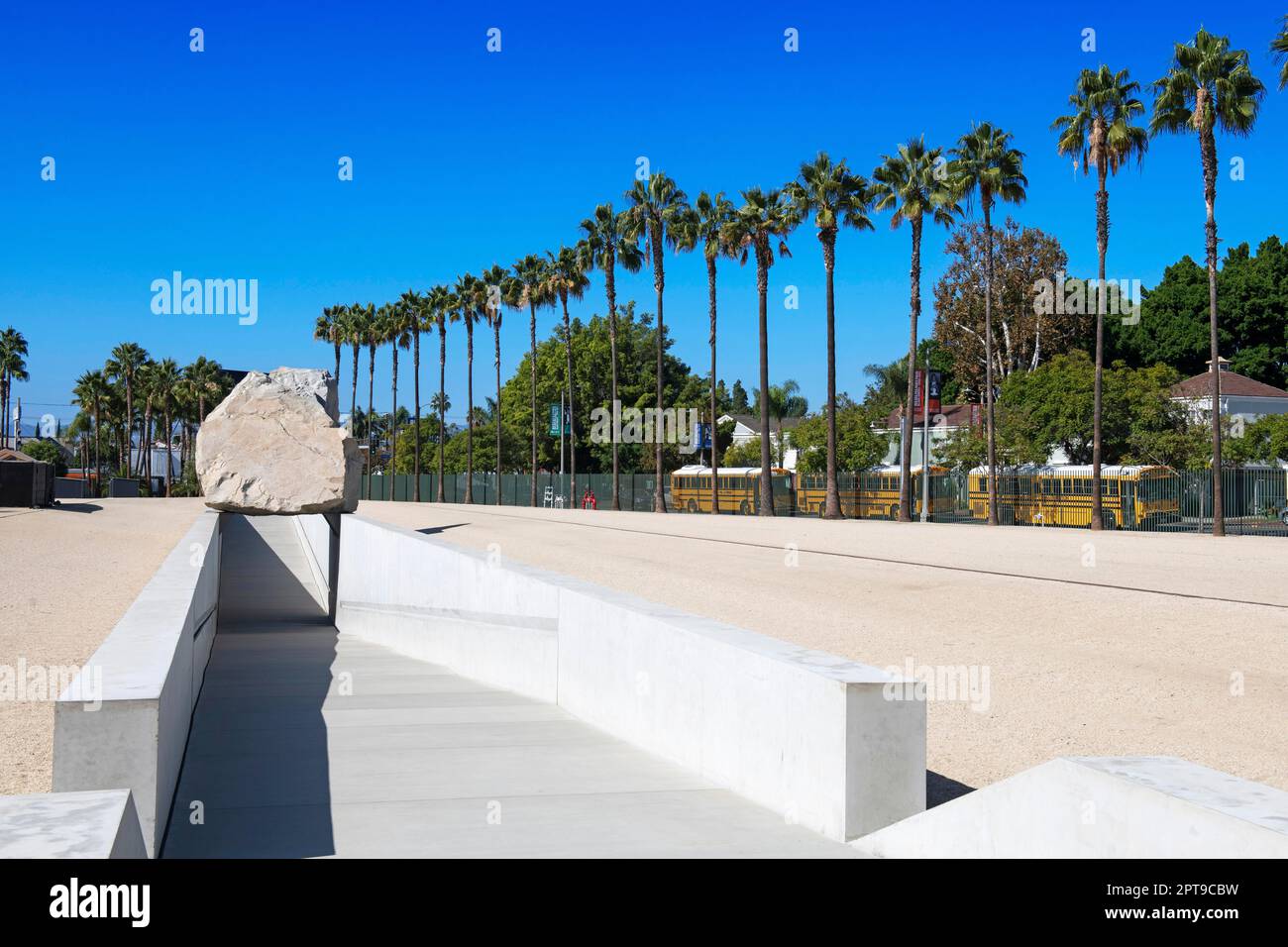 Messa levitata, scultura di Michael Heizer, Los Angeles County Museum of Art, LACMA, Los Angeles, California, USA Foto Stock