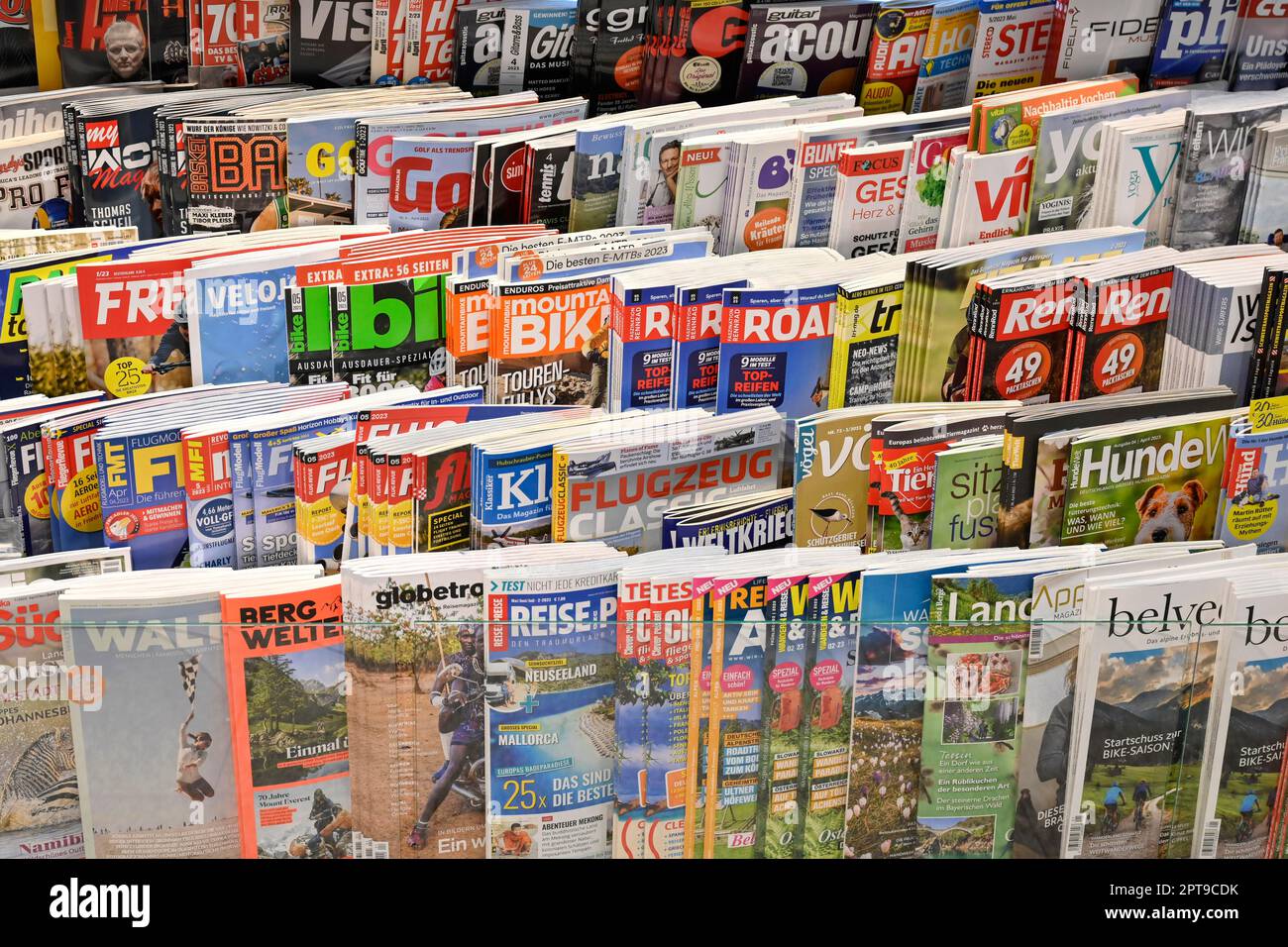 Vendita Shelf Riviste Sport e Viaggi Foto Stock