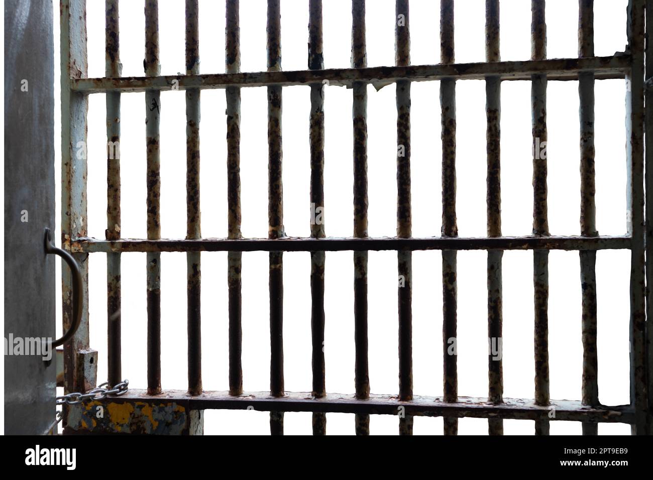 La vernice ruggine ha scheggiato le barre della prigione isolate su sfondo bianco Foto Stock