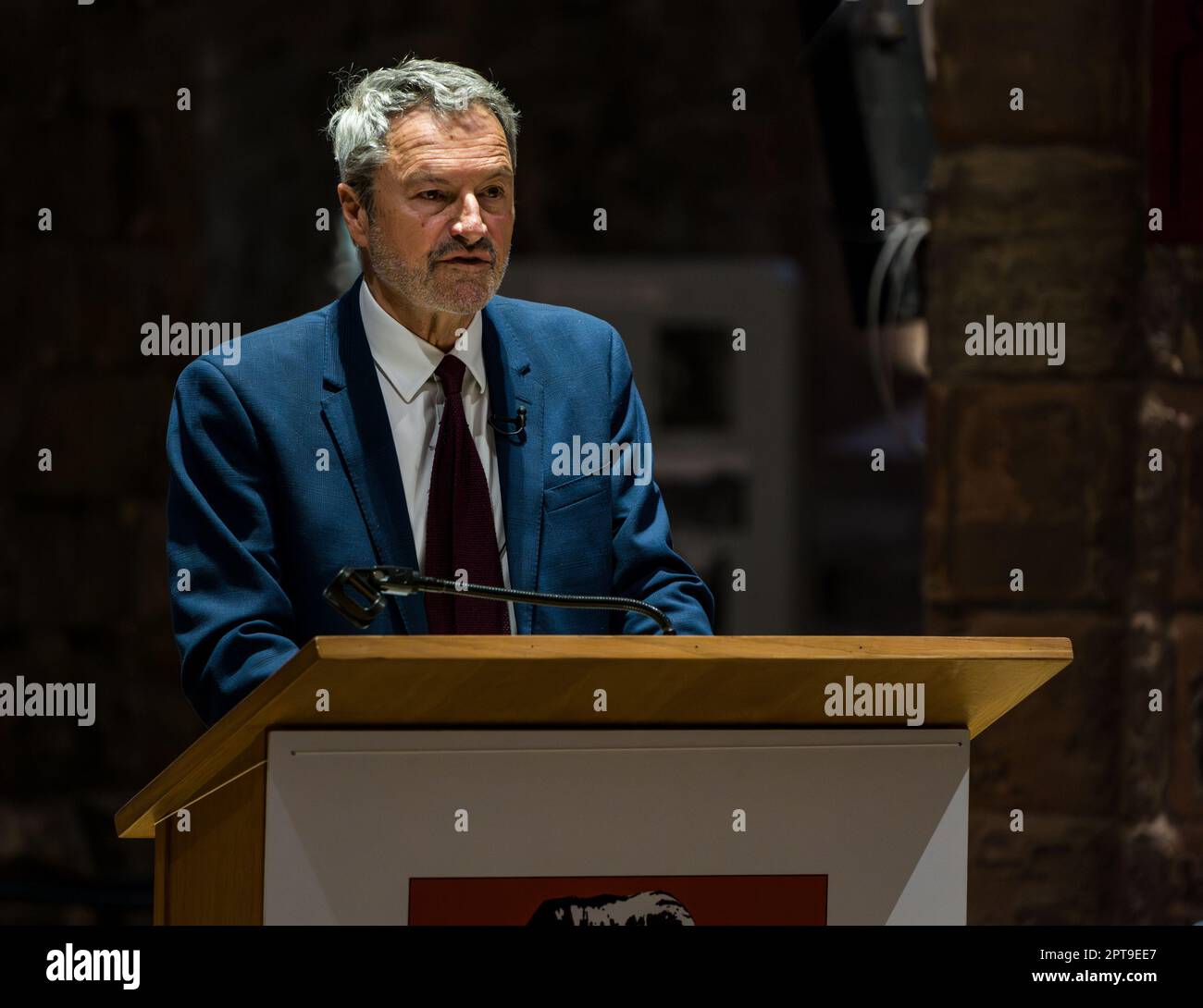 St Mary’s Church, Haddington, East Lothian, Scozia, Regno Unito, 27th aprile 2023. Gavin Esler consegna John P Mackintosh Memorial Lecture organizzato dalla University of Edinburgh & East Lothian Lecture Committee. L'evento si svolge in onore dell'ex-docente accademico per Berwick & East Lothian. Gavin Esler, autore ed ex presentatore della BBC, ha tenuto una conferenza dal titolo “la Gran Bretagna è meglio di questo”. Nella foto: Gavin Esler. Credit: Sally Anderson/Alamy Live News Foto Stock