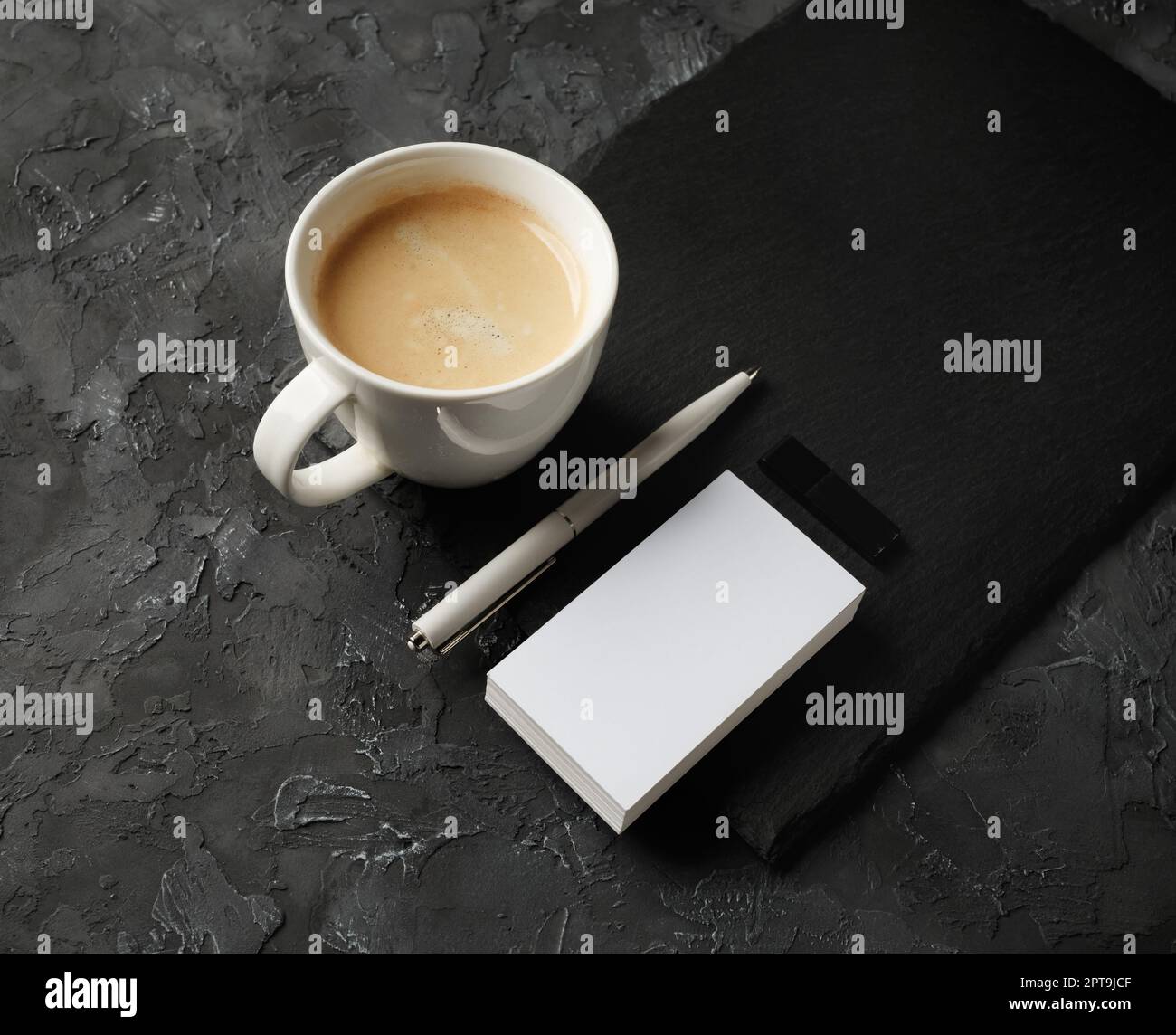 Biglietto da visita vuoto, tazza da caffè, penna e unità flash usb. Foto Stock