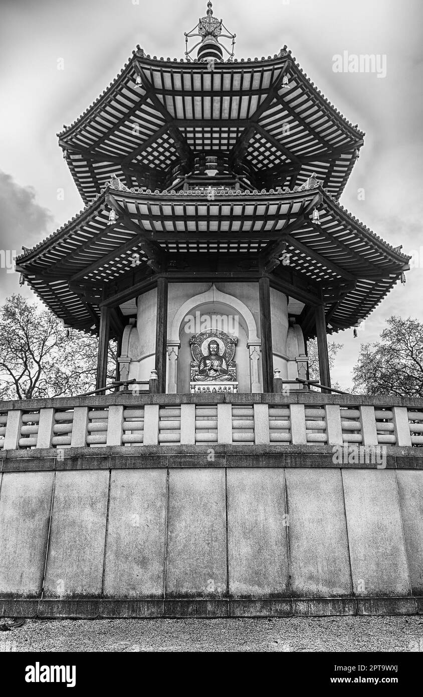 La Pagoda della Pace di Londra nel parco Battersea, simbolo iconico di Londra, Inghilterra, Regno Unito Foto Stock