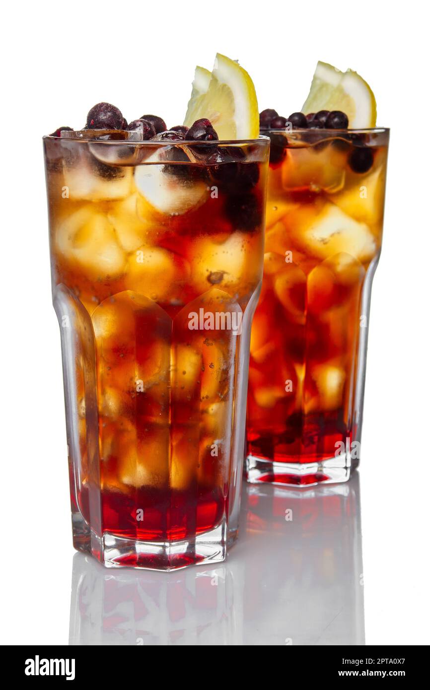 Due bicchieri con rum, ghiaccio, limone e fragola cocktail isolato su bianco Foto Stock