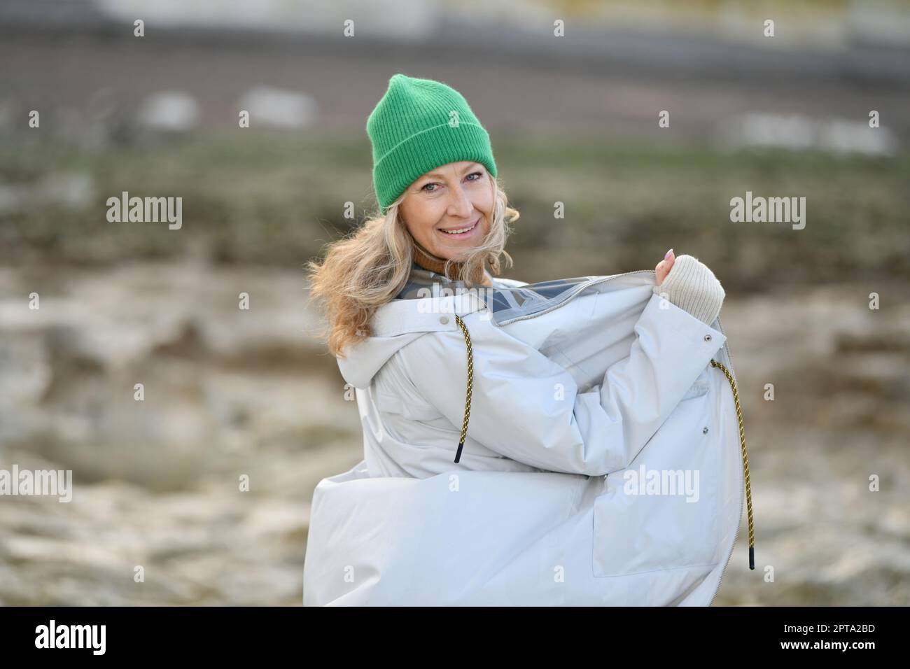 Ritratto di una donna cinquantenne con un sorriso bianco-neve Foto Stock