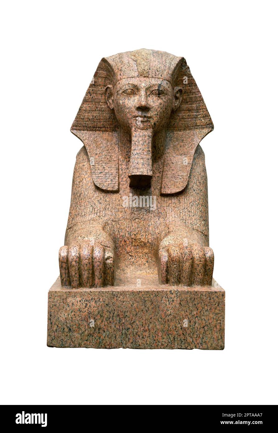 Sfinge colossale del faraone Hatshepsut femminile con il corpo di un leone e una testa umana dall'antico Epypt, vista frontale isolata su sfondo bianco Foto Stock