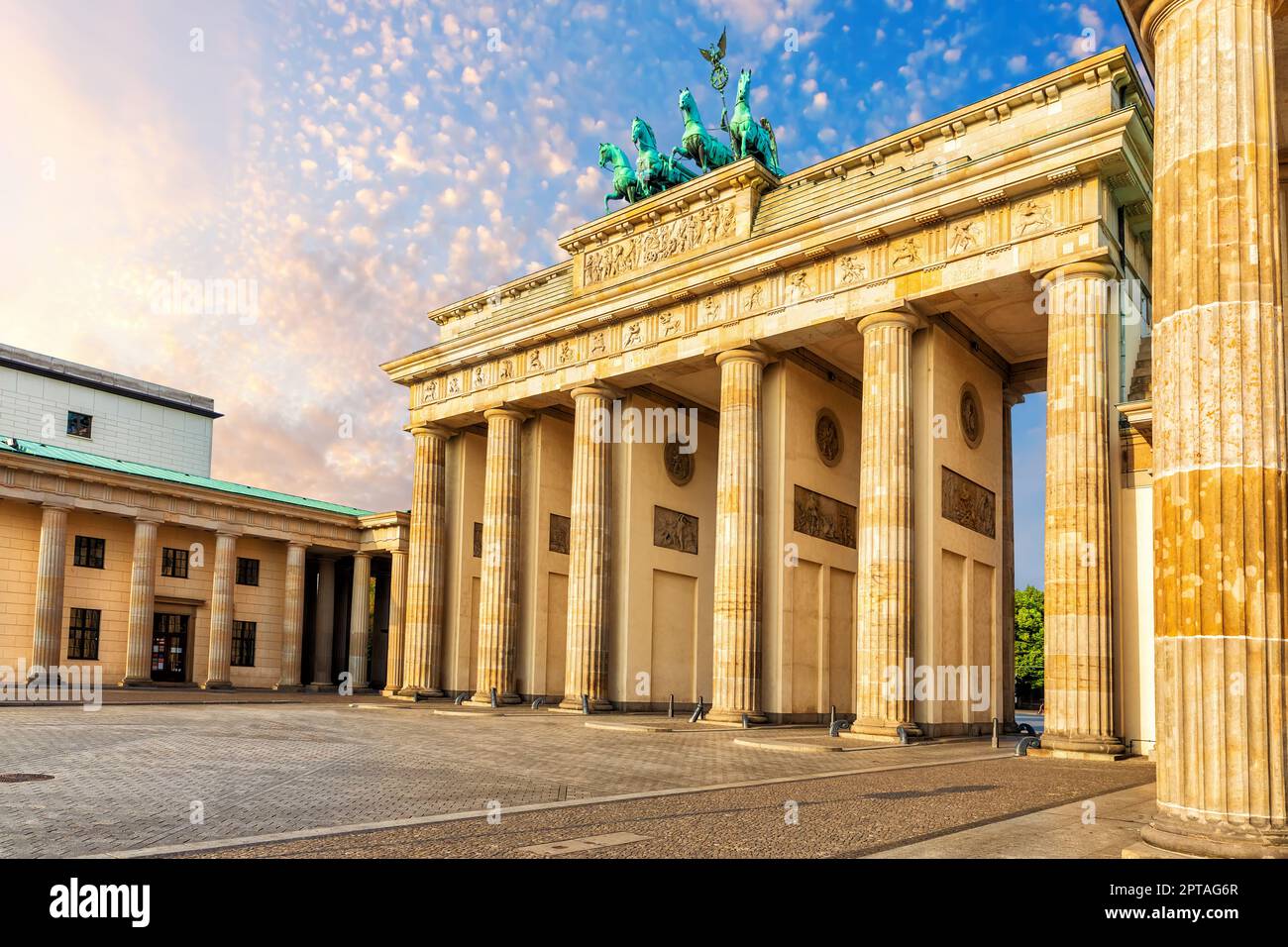 Famosa porta di Brandeburgo o Brandenburger Tor, vista laterale, Berlino, Germania. Foto Stock