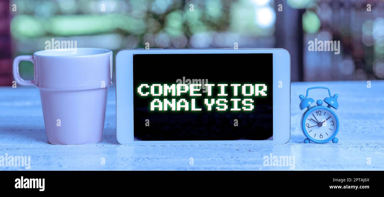 Testo scritto a mano analisi concorrente, Word scritto sulle leggi del commercio equo e solidale per garantire ai consumatori diritti di protezione schermo del telefono cellulare con un messaggio importante Foto Stock