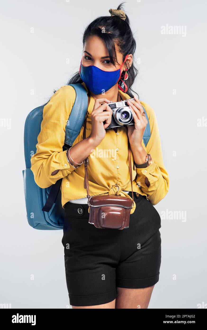 Pronti a creare ricordi che mi dureranno tutta la vita. una donna che  indossa una maschera durante l'esplorazione Foto stock - Alamy