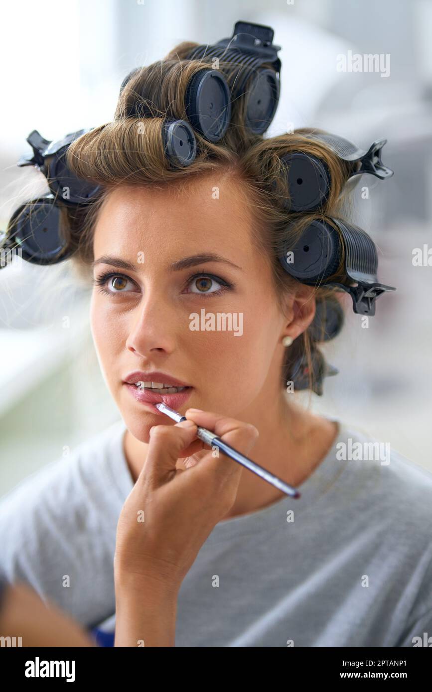 Prendendosi una giornata per curarsi - trattamento di bellezza. Una bella giovane donna che passa la giornata ottenendo i suoi capelli e trucco fatto Foto Stock