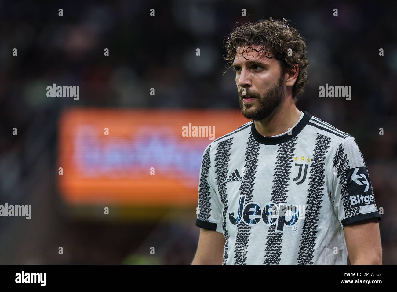 Manuel Locatelli della Juventus FC guarda in occasione della Coppa Italia 2022/23 semi Final 2st LEG Football Match tra FC Internazionale e Juventus FC allo Stadio Giuseppe Meazza. Punteggio finale; FC Internazionale 1:0 Juventus FC Foto Stock