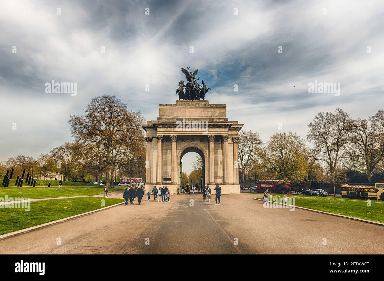 LONDRA - 11 APRILE 2022: Vista del Wellington Arch, simbolo del centro di Londra, Inghilterra, Regno Unito Foto Stock
