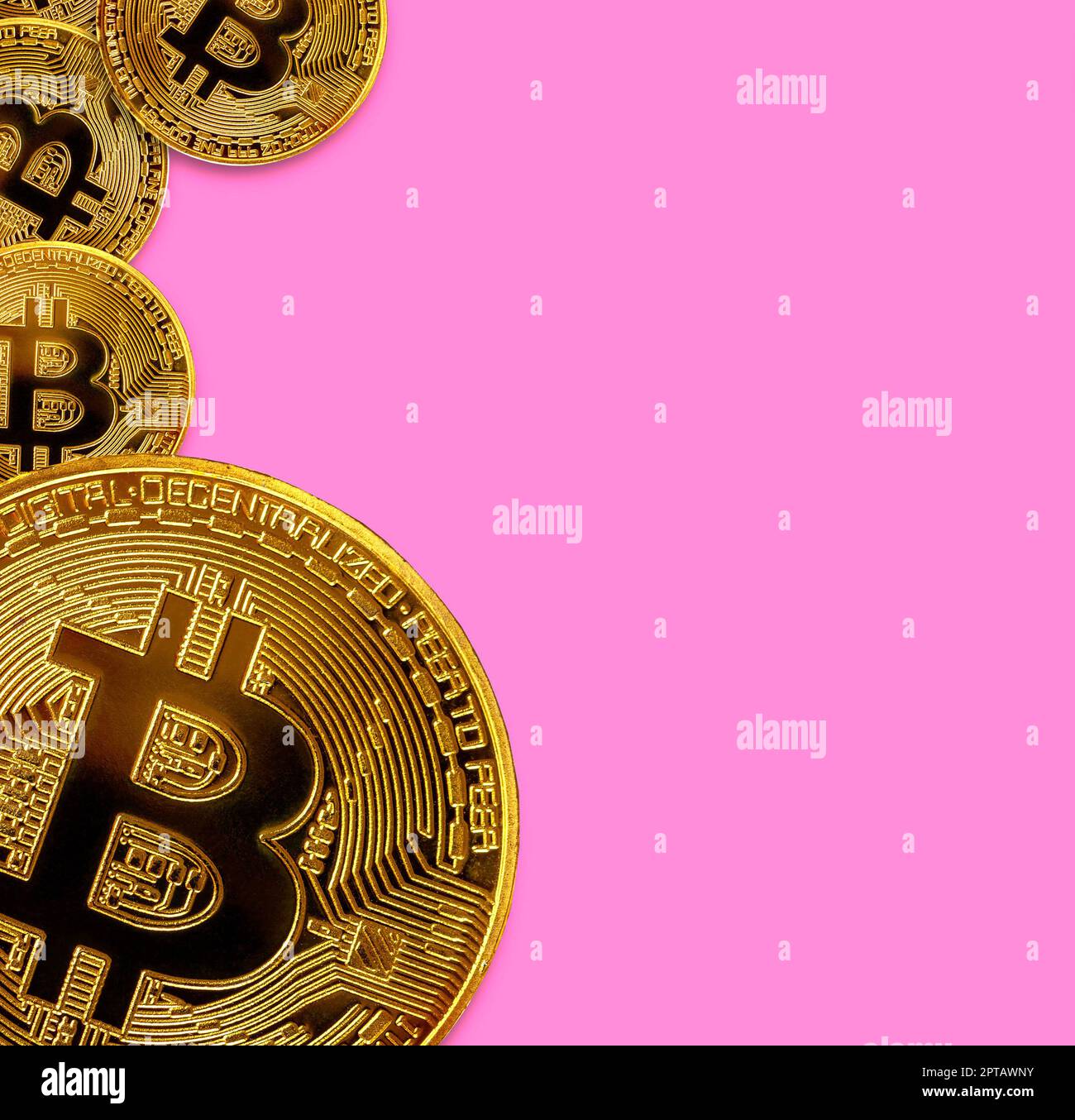 Molti golden bitcoins con copia spazio. Immagine di sfondo per cryptocurrency risorse Internet. Appartamento laici vista superiore Foto Stock