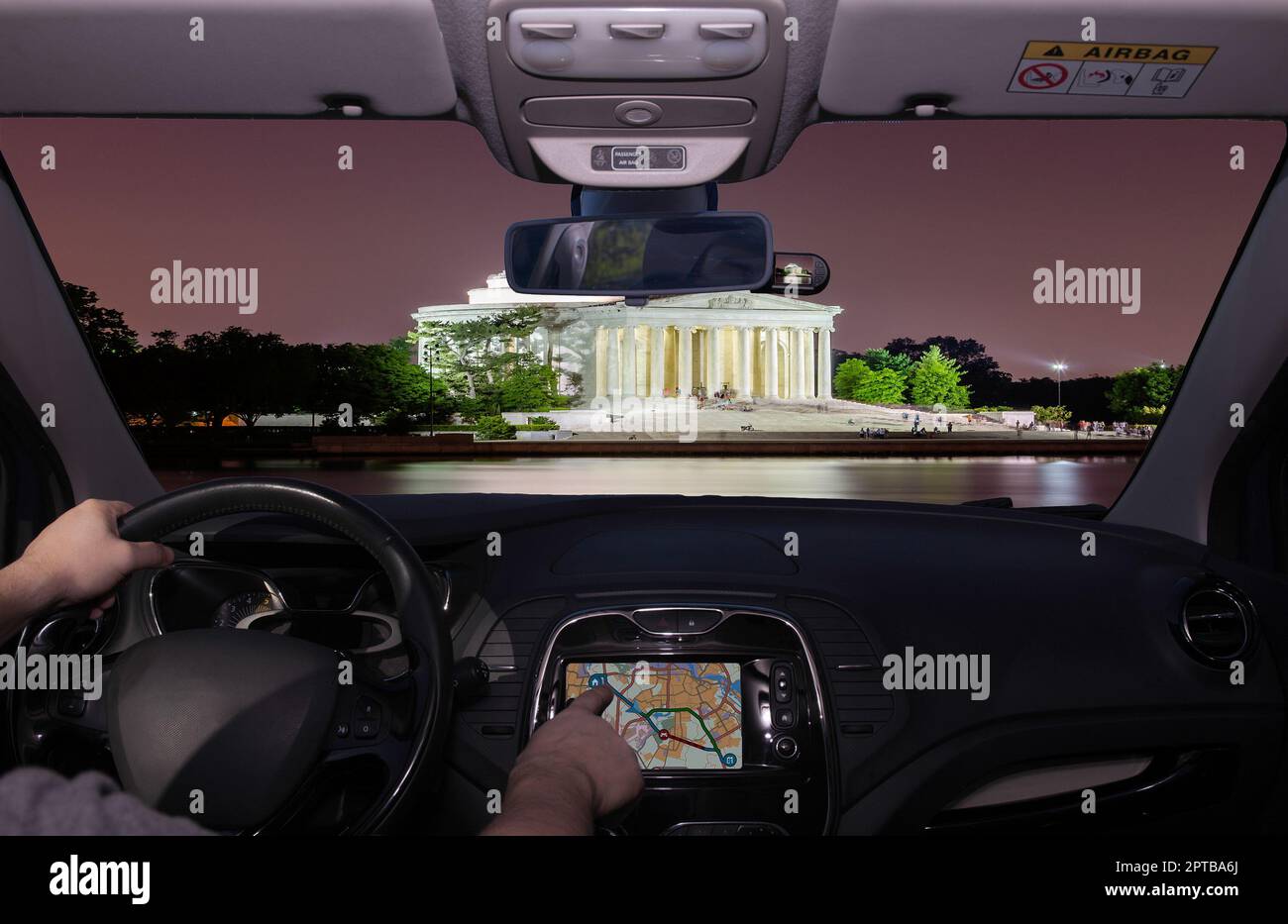 Guida di un'auto utilizzando il touch screen di un sistema di navigazione GPS verso il Jefferson Memorial di notte a Washington DC, USA Foto Stock