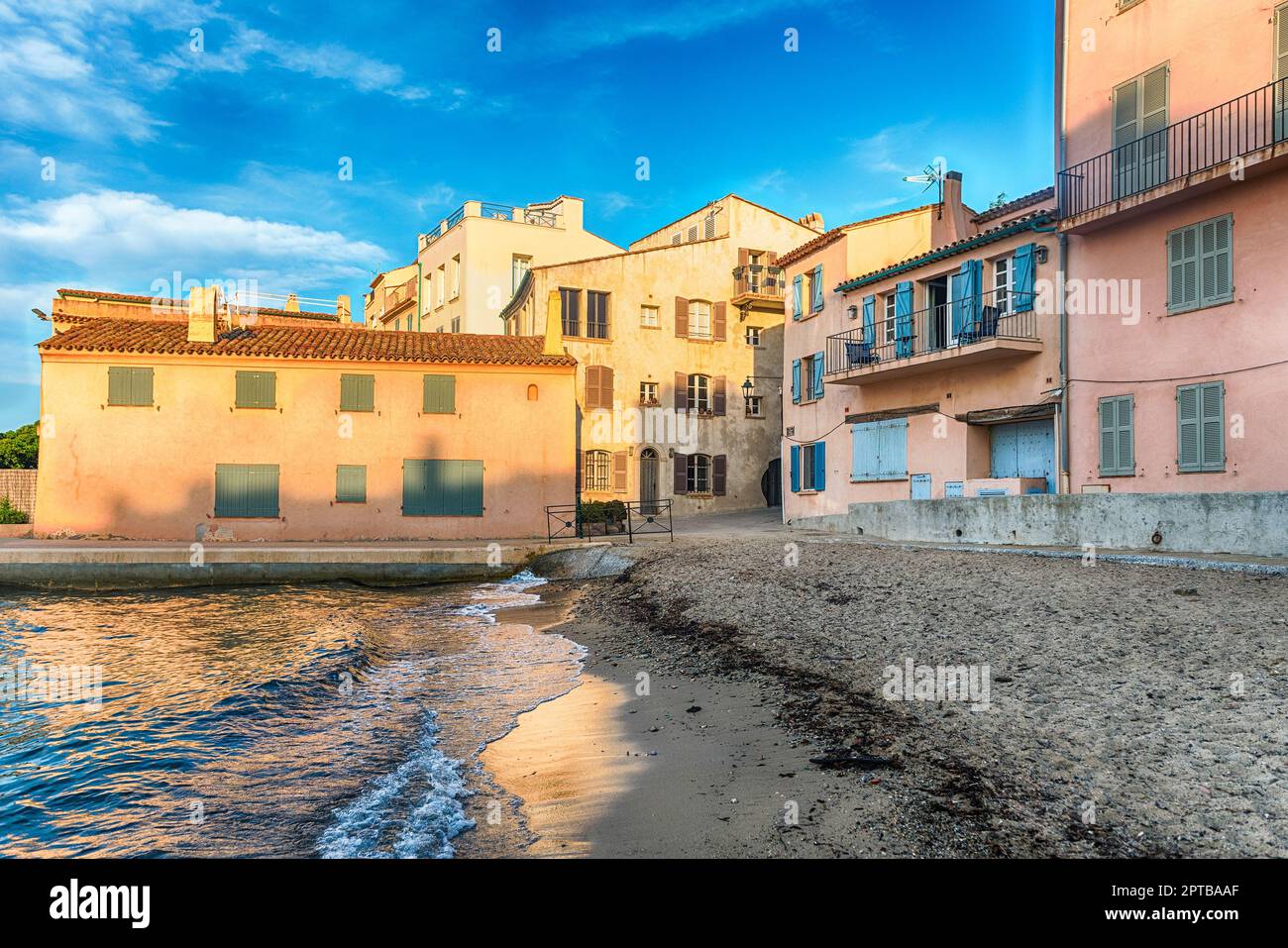 La pittoresca spiaggia la Ponche a Saint-Tropez, Costa Azzurra, Francia Foto Stock