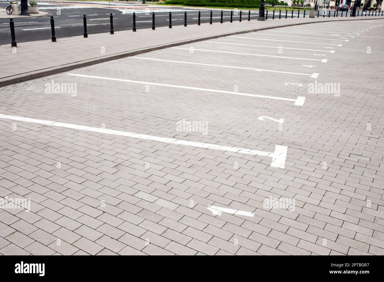 Parcheggio esterno con linee bianche Foto Stock