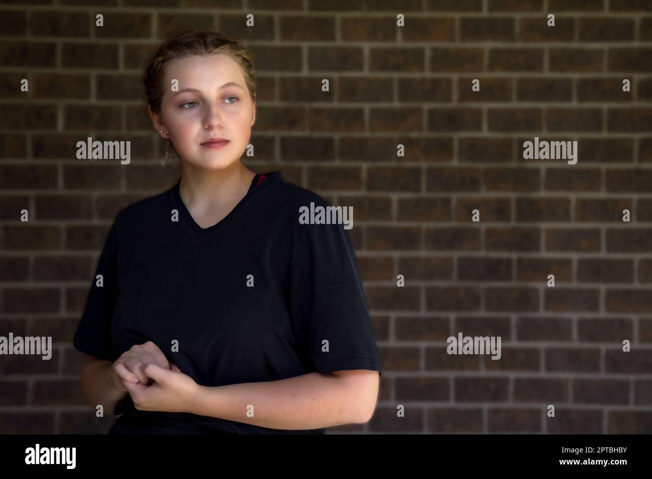 domande frequenti donna pensare e chi fa scelte ragazza che pensa alle sue decisioni chiedendo domande Foto Stock