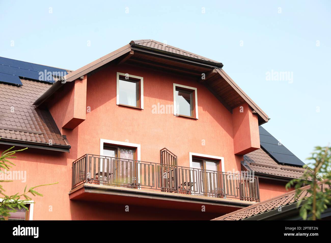 Vista della casa con balconi e pannelli solari sul tetto Foto Stock