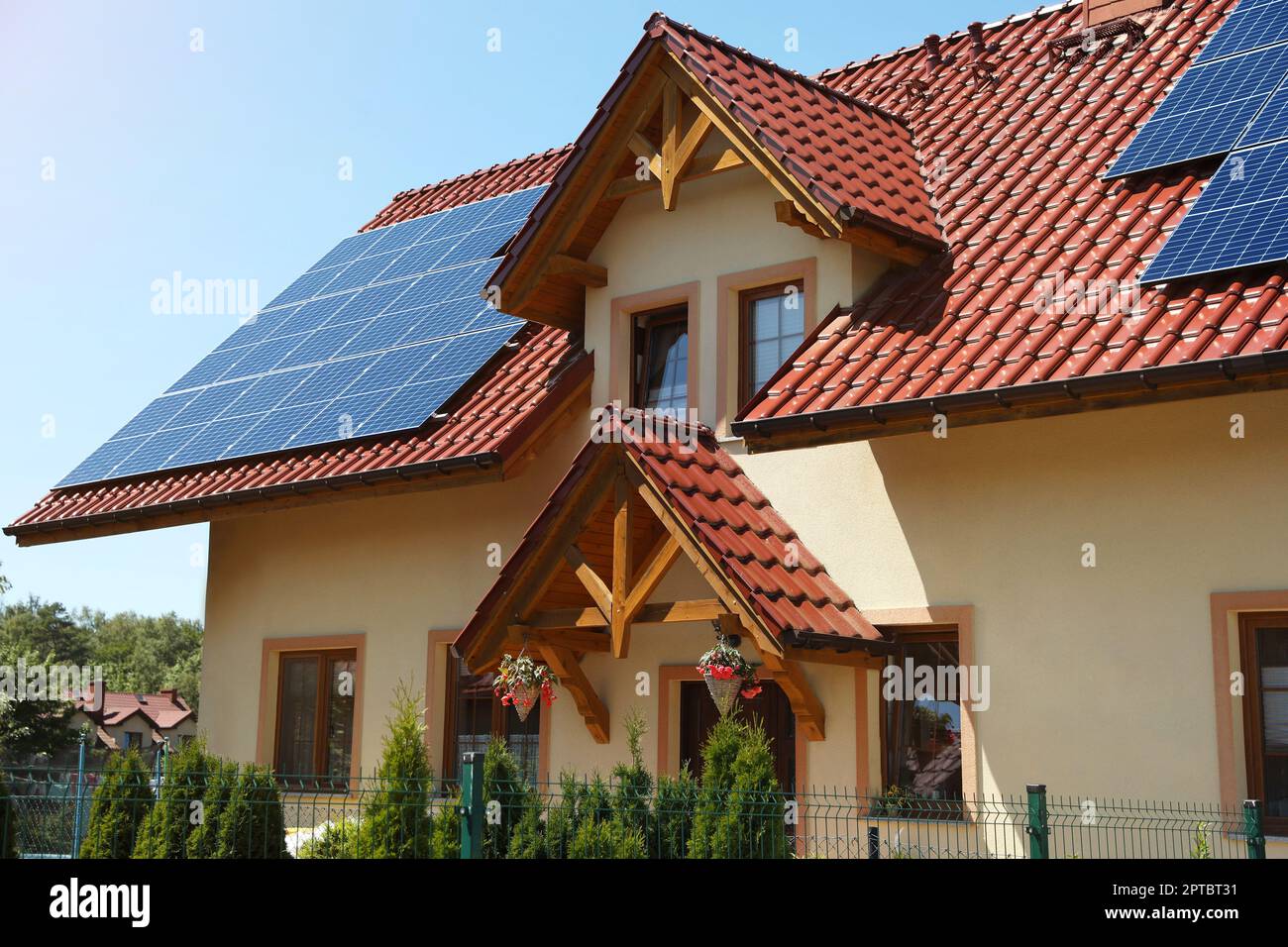 Esterno di bella casa con pannelli solari sul tetto Foto Stock